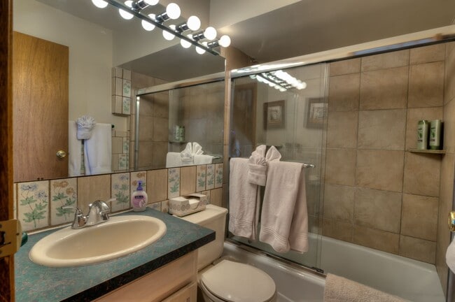 Building Photo - Beautiful home near bus route Breckenridge! 5 bedrooms and VIEWS!  Flexible Lease Terms