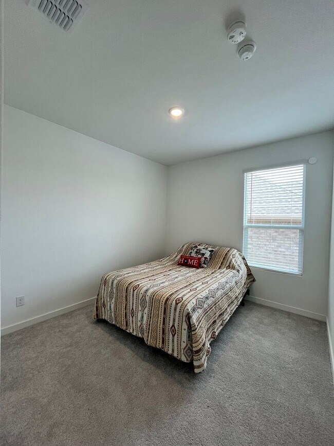 Building Photo - Beautiful Newer 3-2-2 with WOW Yard! May 2026 Move-in!