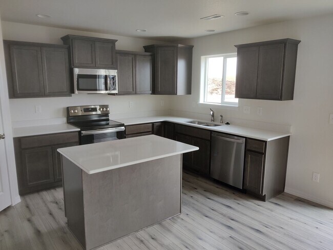 Building Photo - Gorgeous 3 Bedroom Home + office in Mountain Vista Ranch!