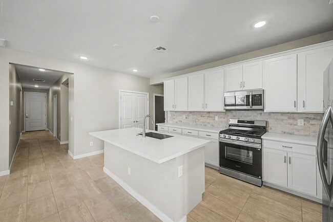 Building Photo - 4 bedroom 1 Story Home