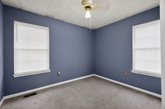 Building Photo - 2710 Red Oak Ln