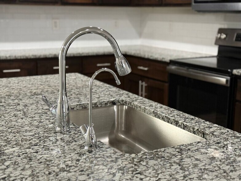 Building Photo - 633 S Southgate Dr