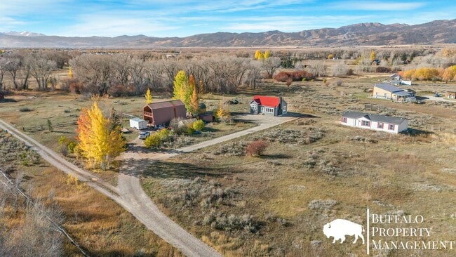 Building Photo - Brand new fully furnished home available f...