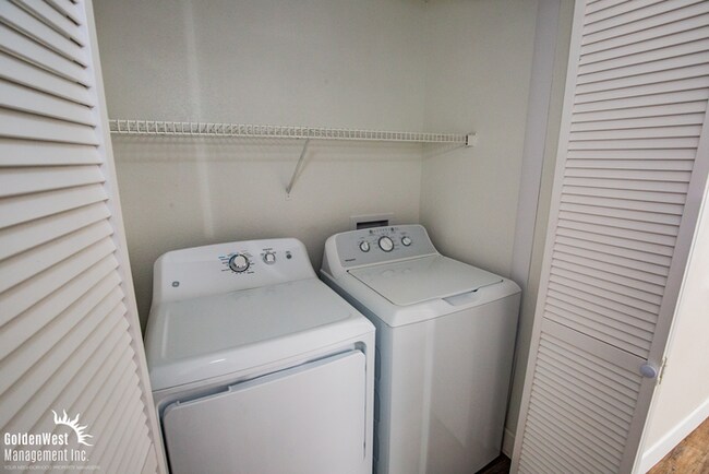Building Photo - Stylish 2Bdm 2Ba Upstairs Condo in Gated C...