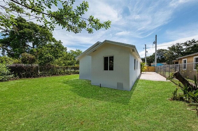 Building Photo - 5900 NW 5th Ct