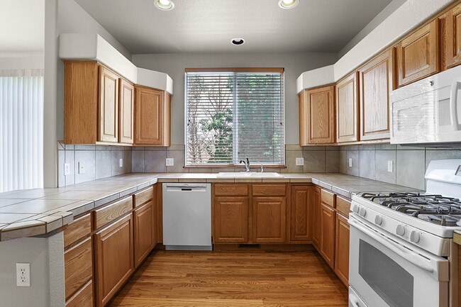 Building Photo - Move-In Ready 3-Bedroom Two-Story in Power...