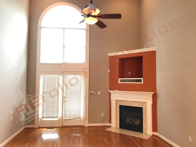 Building Photo - Wonderful 3BD 4 BA 1 Car-Garage End Unit T...