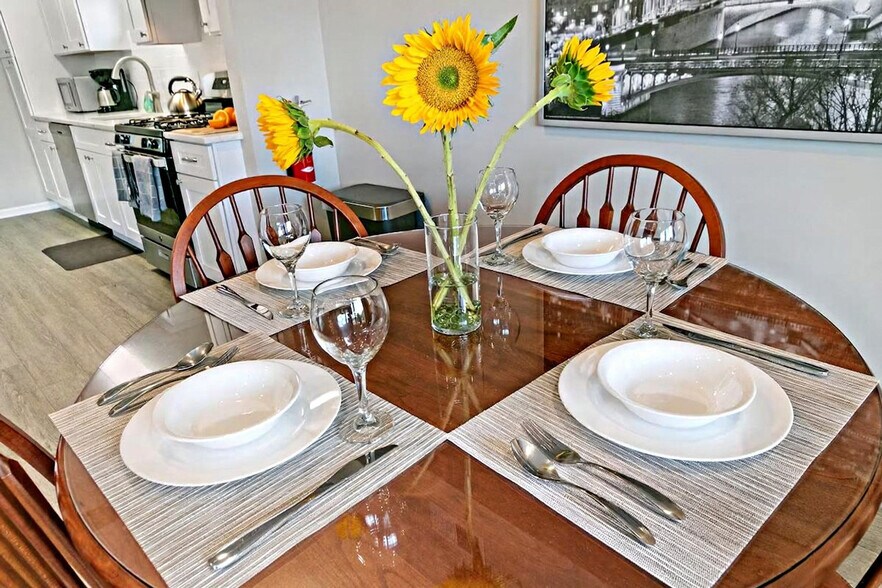 Building Photo - 931 W Glen Flora Ave