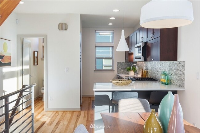 Building Photo - Modern 4-Bedroom Townhome in the Heart of ...