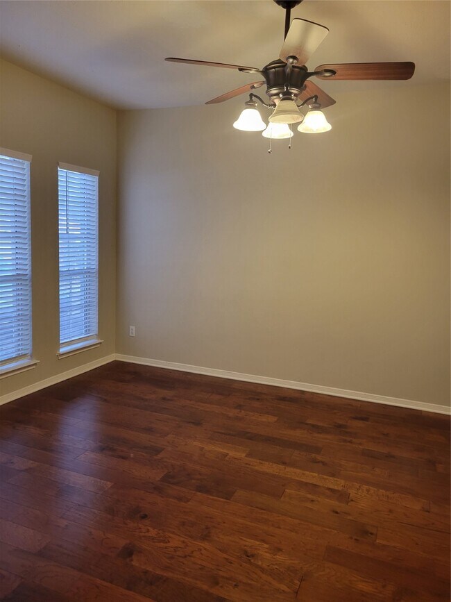 Building Photo - 3715 Pinehurst Dr