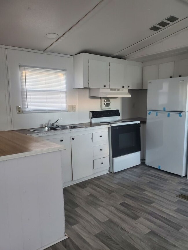 Building Photo - Newly Renovated Mobile Home