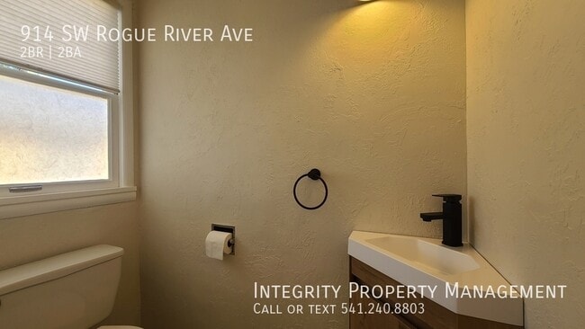 Building Photo - 914 SW Rogue River Ave