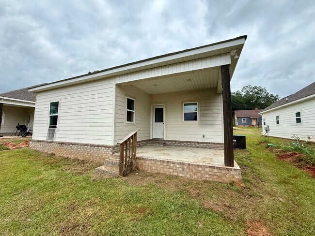 Building Photo - 330 Orion St