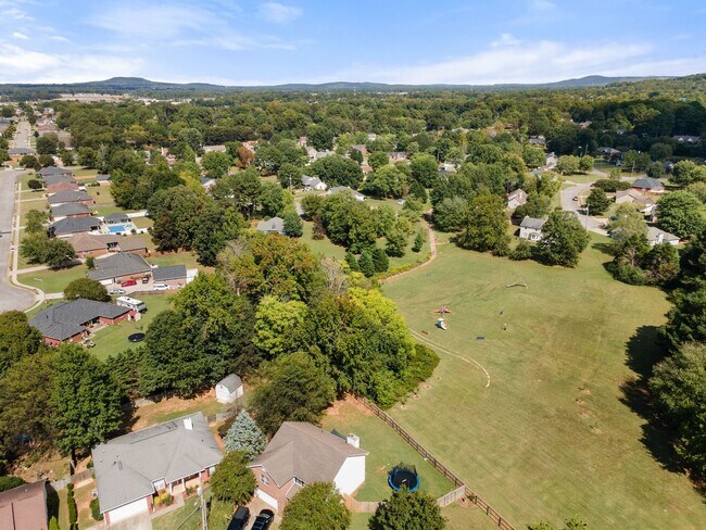 Building Photo - Great Location in the Heart of Madison!