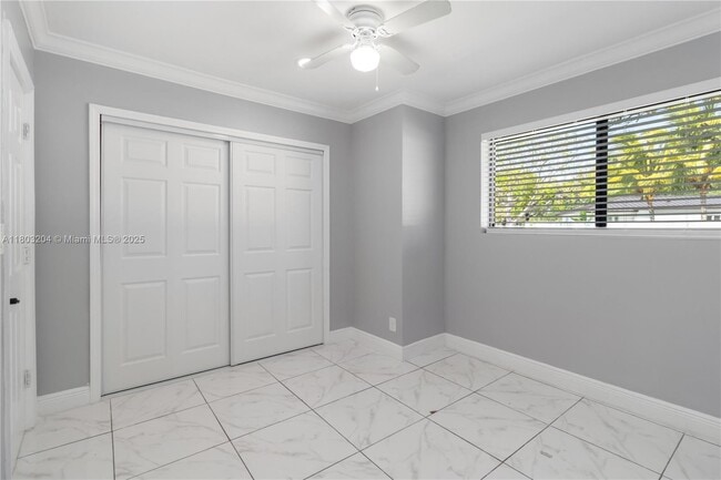 Building Photo - 913 SW 49th Ave