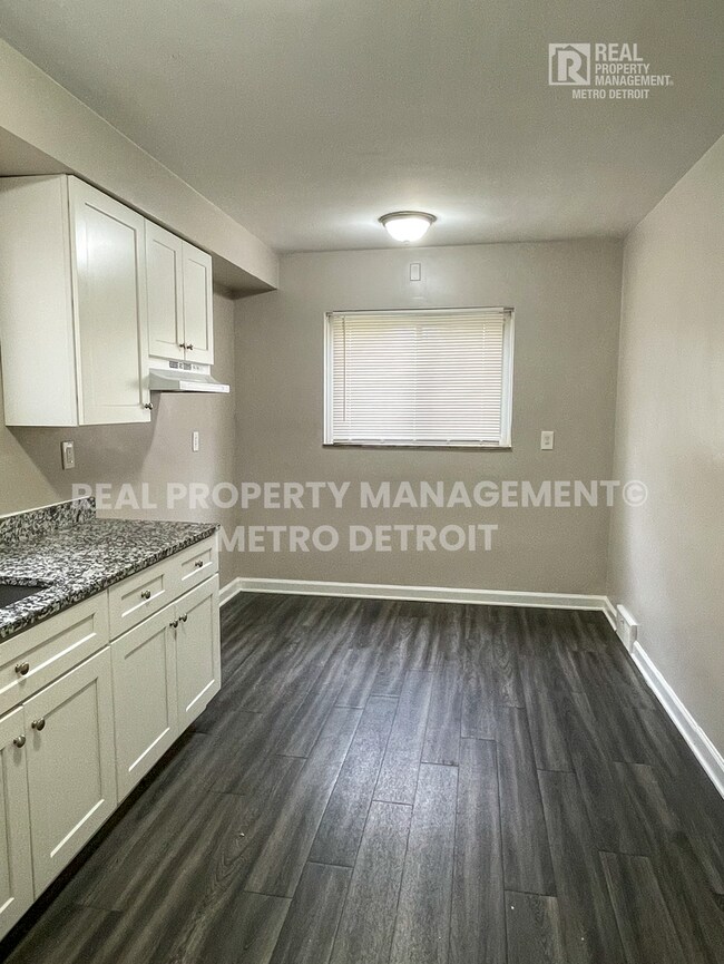 Building Photo - UPDATED TRADITIONAL COLONIAL