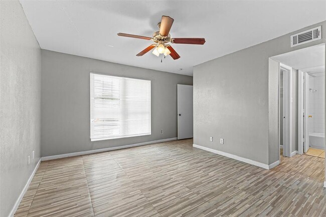 Building Photo - 9090 S Braeswood Blvd