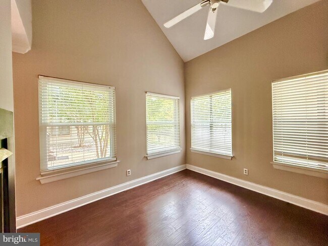 Building Photo - 13407 Shady Knoll Dr