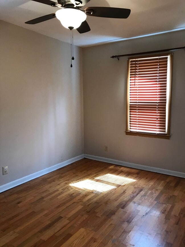 Building Photo - Charming Springfield home off South Campbell