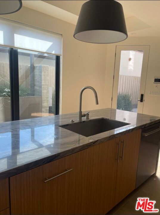 Building Photo - 1542 N Hoover St