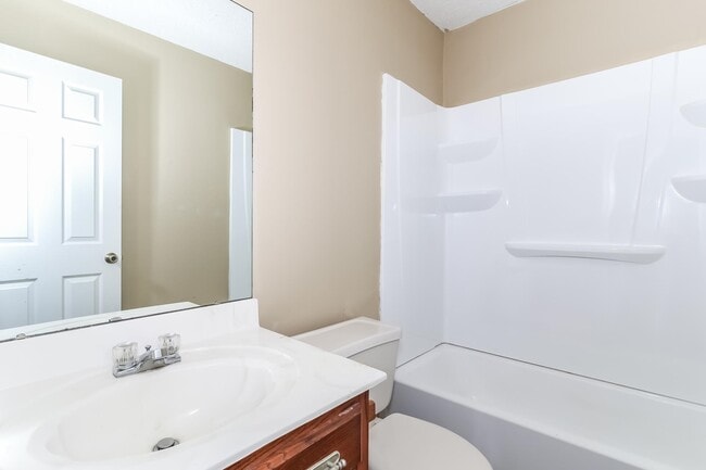 Building Photo - 4820 Greenlawn Cove