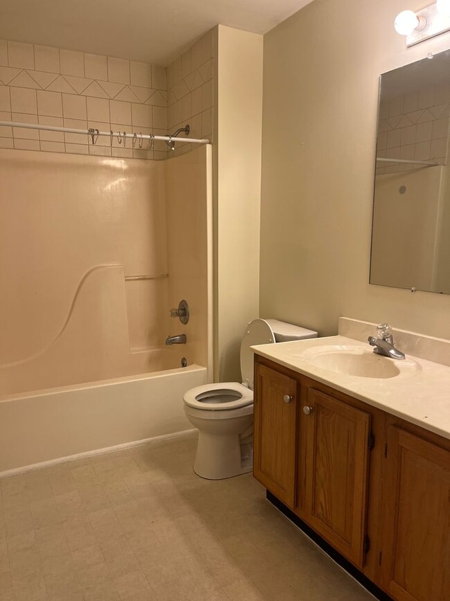 Building Photo - Beautiful 2 bedroom 1 Bathroom Townhome in...