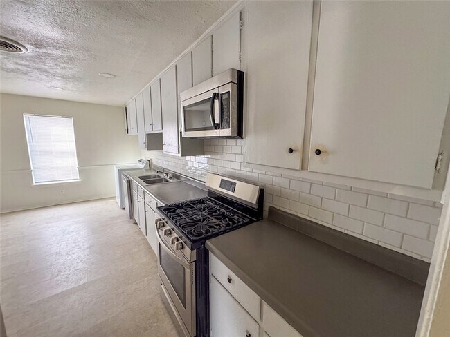 Building Photo - 60 Pershing Dr