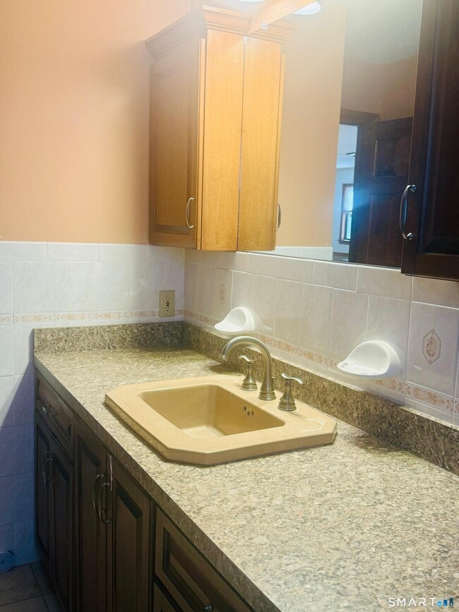 Building Photo - 20 Crest Dr