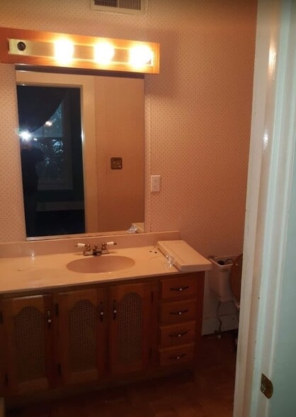 Building Photo - 306 E Cypress St