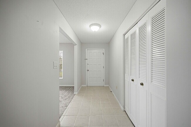 Building Photo - Spacious 3-Bedroom Rental on .39 Acres in Desirable SE Ocala!