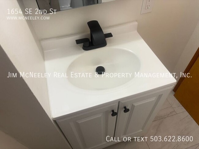 Building Photo - 1654 SE 2nd St