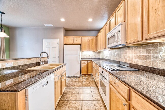 Building Photo - 3722 SE Oakleaf St