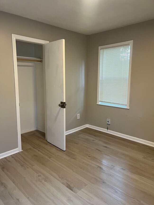 Building Photo - A beautiful newly renovated 3 Bed, 1 full ...