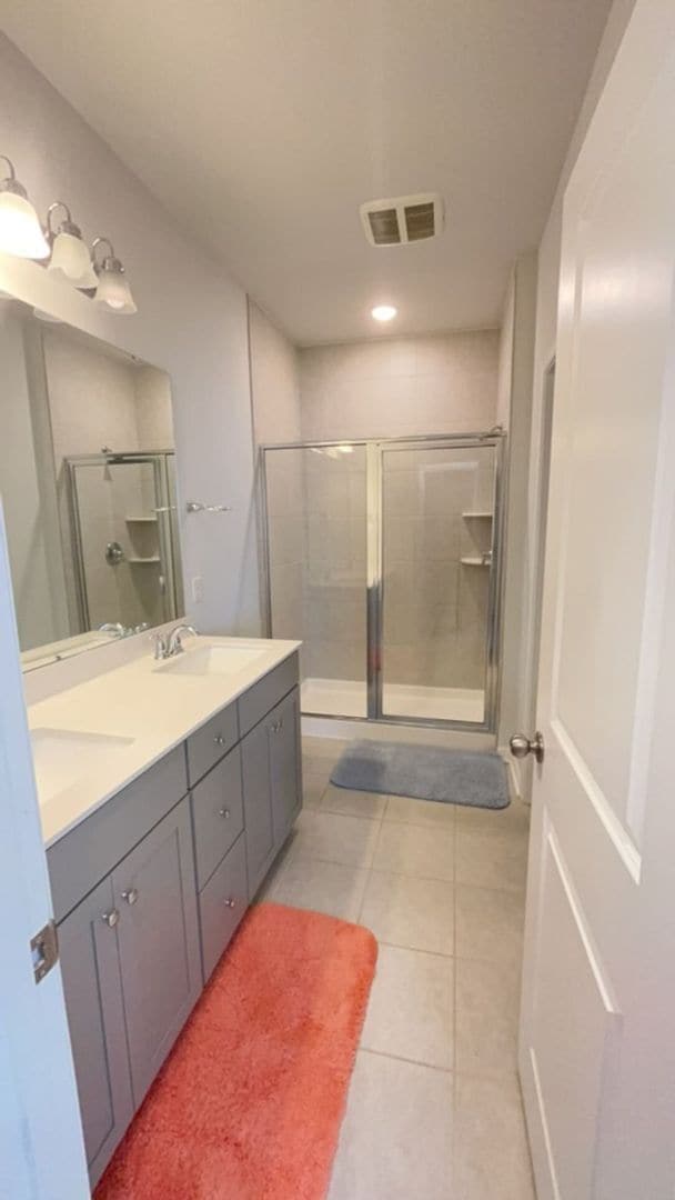 Building Photo - Stunning 2 Bed 2.5 Bath Townhome!