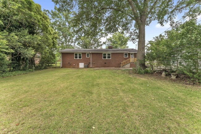 Building Photo - "Charming 3-Bedroom Spartanburg Retreat wi...
