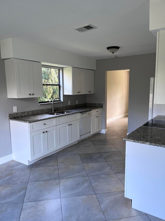 Building Photo - 8760 Lyndall Ln