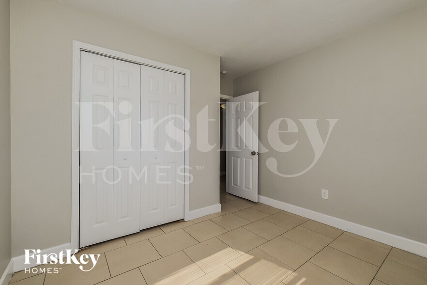 Building Photo - 10910 N 15th St