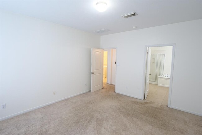 Building Photo - 3030 Sunchase Ct