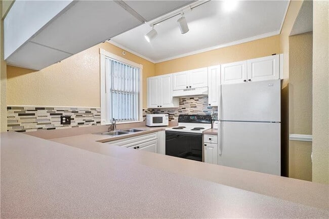 Building Photo - 6670 W Sample Rd