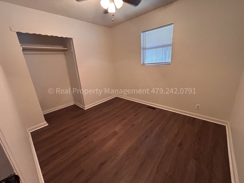 Building Photo - 526 E El Paso St