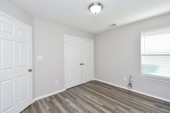 Building Photo - 946 Oak Falls Dr