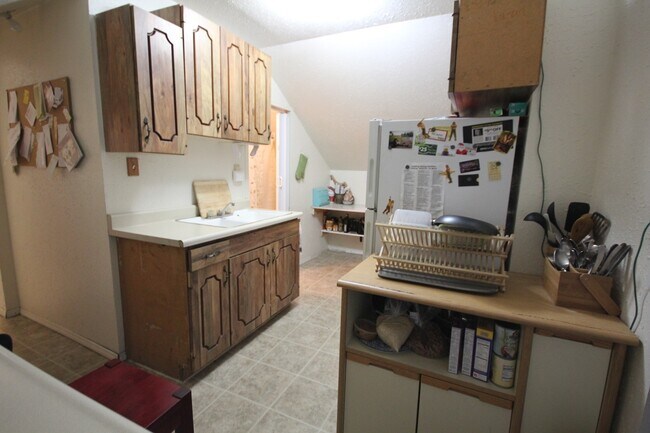 Building Photo - Quiet Upstairs Apartment in Provo |Available Now|