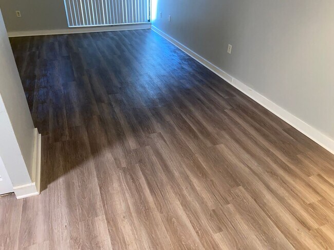 Building Photo - * MOVE IN SPECIAL * 1/2 OFF 2ND MONTH'S RENT!! Spacious 1,226 SF Unit - 2 bd / 2 ba near UF - Bra...