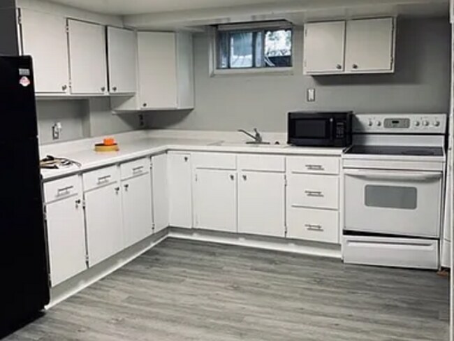 Building Photo - Spacious 4-Bedroom Home – with 2nd Kitchen & Private Entrance!