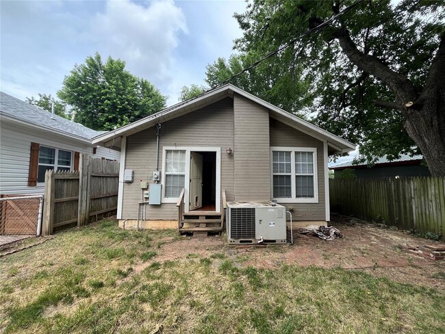 Building Photo - 312 N 6th St