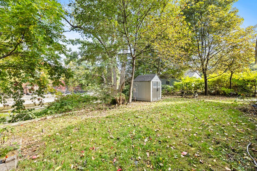 Building Photo - 16 School St