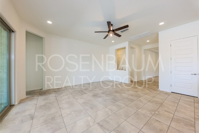 Building Photo - Stunning 4-bedrooms, 3-baths home in the h...