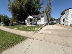 Building Photo - Lovely 4 Bedroom  2 Bath House Available i...