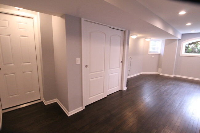 Building Photo - 6210 N Talman Ave