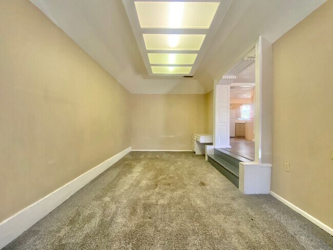 Building Photo - Move in special - second month's rent is free